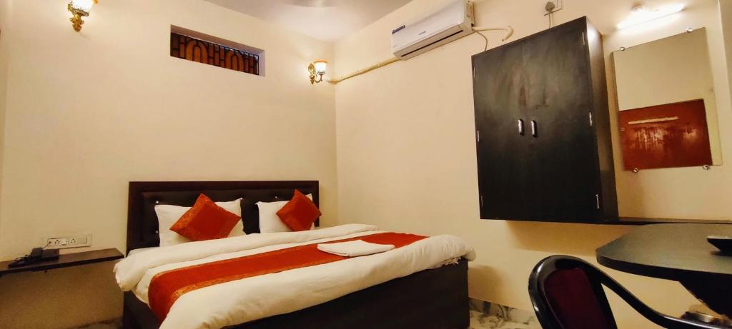 Postel nebo postele na pokoji v ubytování Hotel Shanti inn