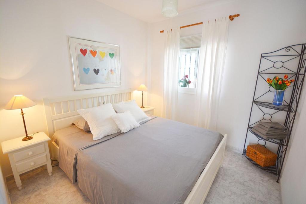 Postel nebo postele na pokoji v ubytování Apartamento la vista, Frigiliana 2 bedroom apartment with amazing views, pool and free private parking HansOnHoliday Rentals