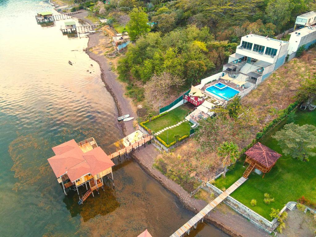 una vista aerea di una casa sull'acqua di Equinoccio Hotel a Santa Ana