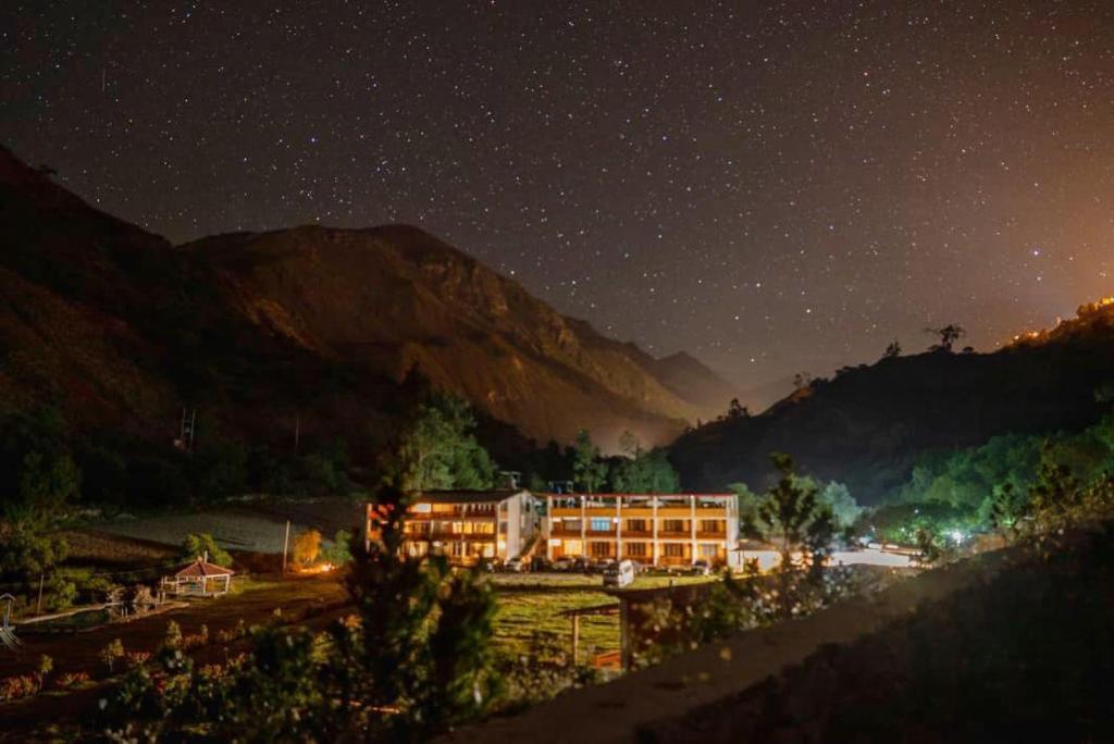 un bâtiment sous un ciel étoilé la nuit dans l'établissement Tambo Lodge Canta, à Canta