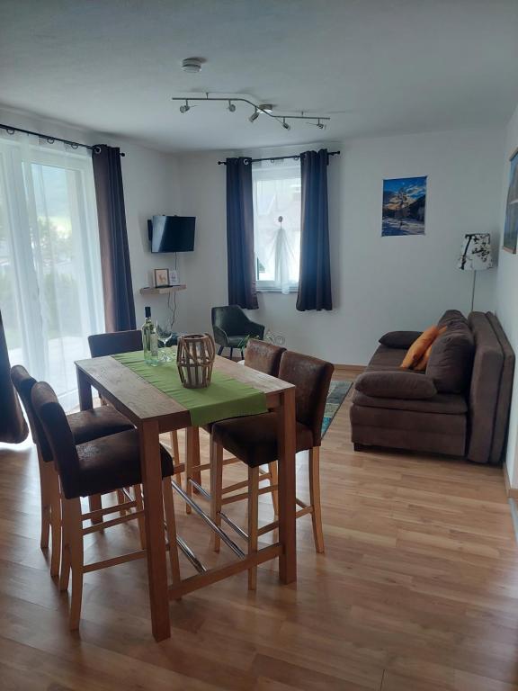 A seating area at Appartement Naturnah