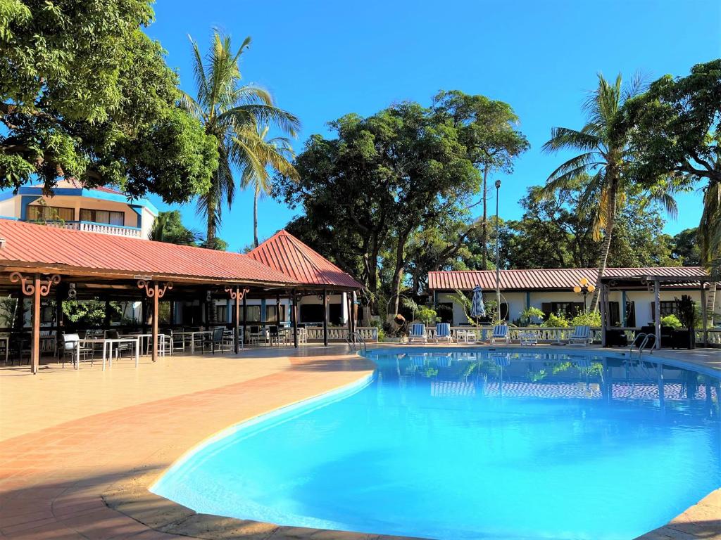 una gran piscina frente a un complejo en Victory Hotel & Restaurant Tulear en Toliara