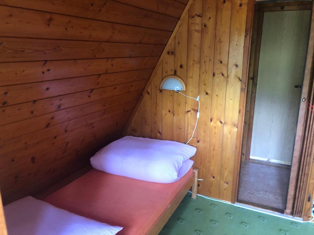 Giường trong phòng chung tại Chata na soutoku