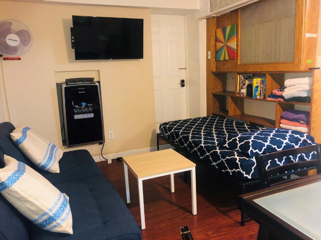 Cette petite chambre comprend un lit et un canapé. dans l'établissement 67-26 Austin Cove near subway, all shops, restaurants! Separate Entrance, à New York