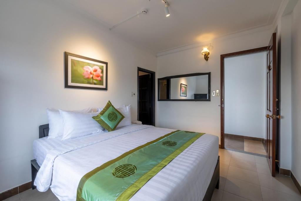 Charming Riverside Hotel - 7