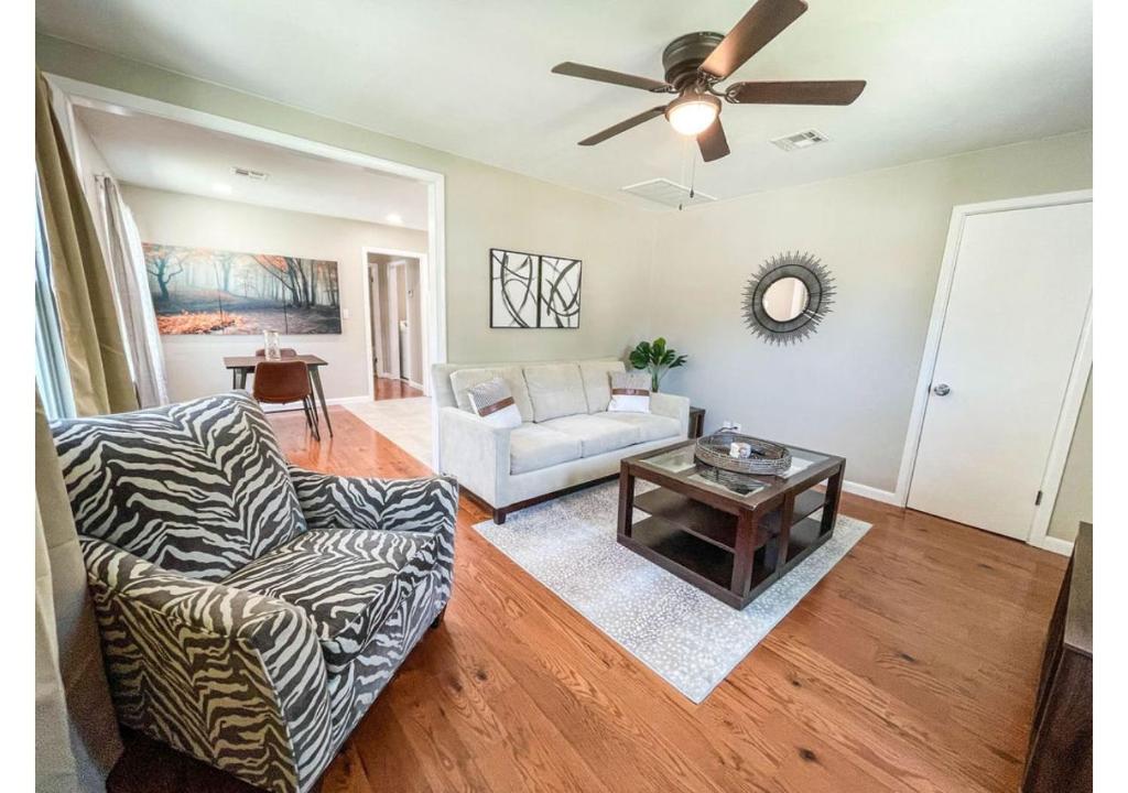 Apartment Contemporary Duplex with King Bed, Sapulpa, USA