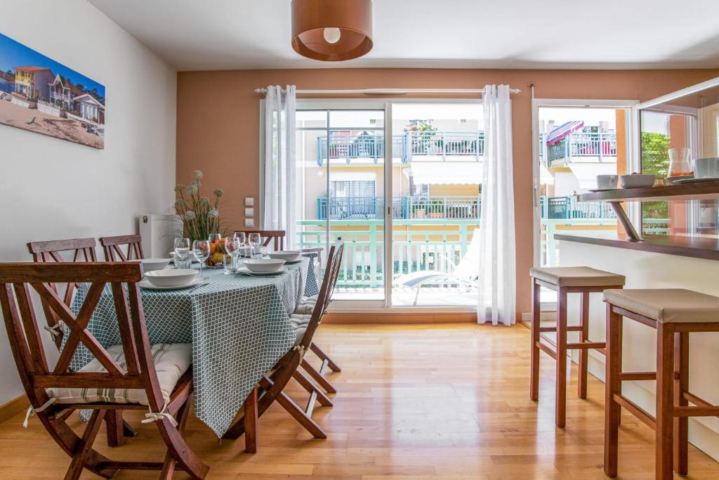 comedor con mesa y sillas y ventana grande en Nice apartment with a terrace - Arcachon - Welkeys, en Arcachon