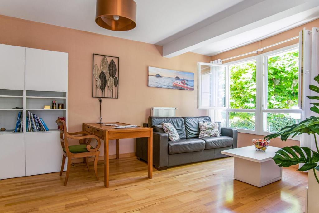 un salon avec un canapé et une table dans l'établissement Appartement Duchez - Welkeys, à Arcachon