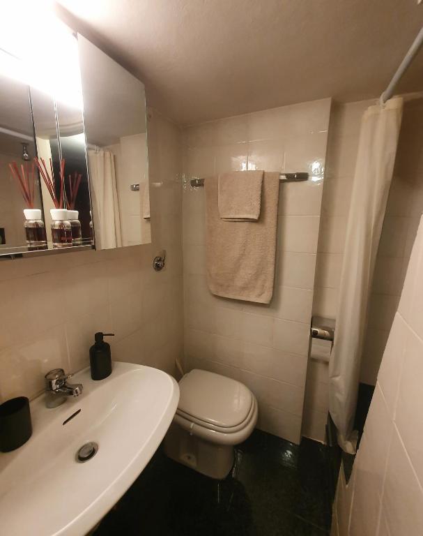A bathroom at CIGHE family&friends - CIR 0514