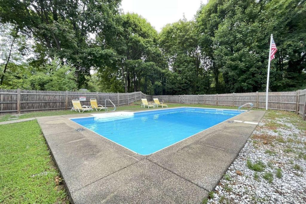 馬培黑德的住宿－Hollyhock House，一个带椅子和围栏的庭院内的游泳池