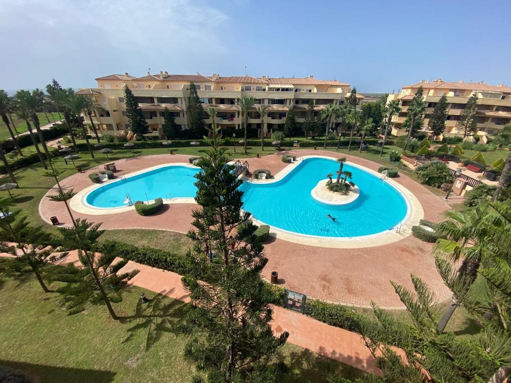 vista sulla piscina di un resort di Alberto Villa Romana a Roquetas de Mar