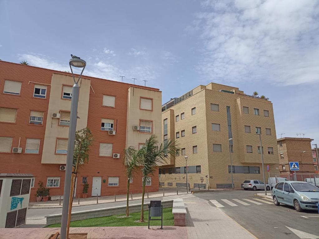 una calle con dos edificios altos y un semáforo en Apartamento Molino en Almería