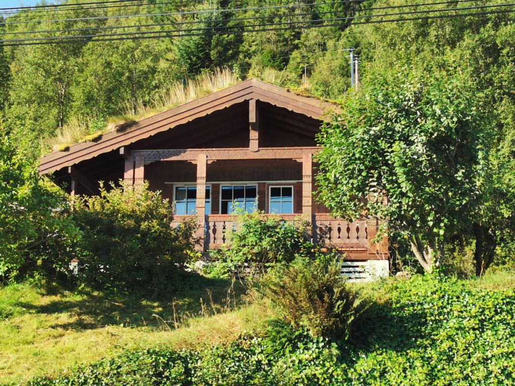 una pequeña casa al lado de una colina en Cosy chalet, 100m2 with fjordview!, en Lauvstad