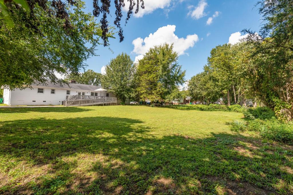 Charming, Cozy Home close to Uptown, Airport & Whitewater Center - Maison De Quatre Chambres