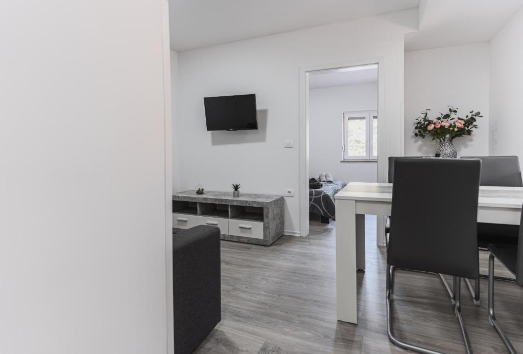 TV a/nebo společenská místnost v ubytování Apartments Marancin
