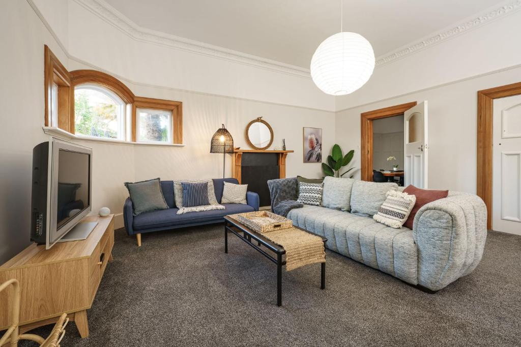 TV a/nebo společenská místnost v ubytování Esplanade Apartments