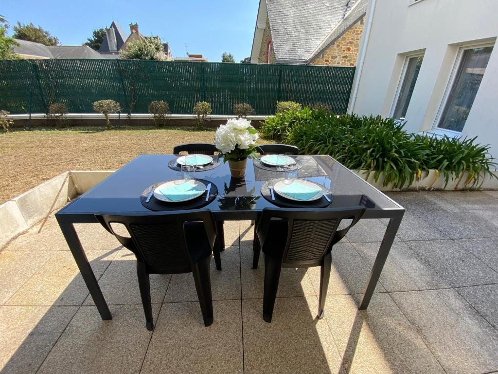 Zdjęcie z galerii obiektu Appartement terrasse bord de Mer St Marc sur Mer w mieście Saint-Nazaire