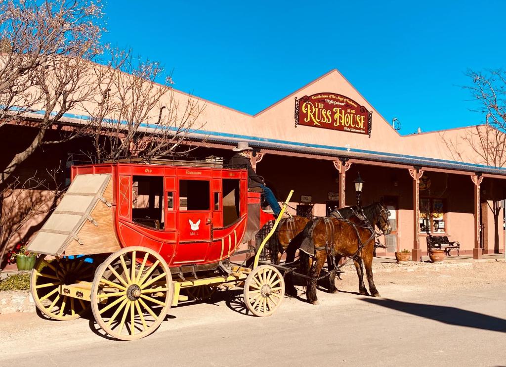 uma carruagem puxada por cavalos em frente a uma loja em The Russ House em Tombstone