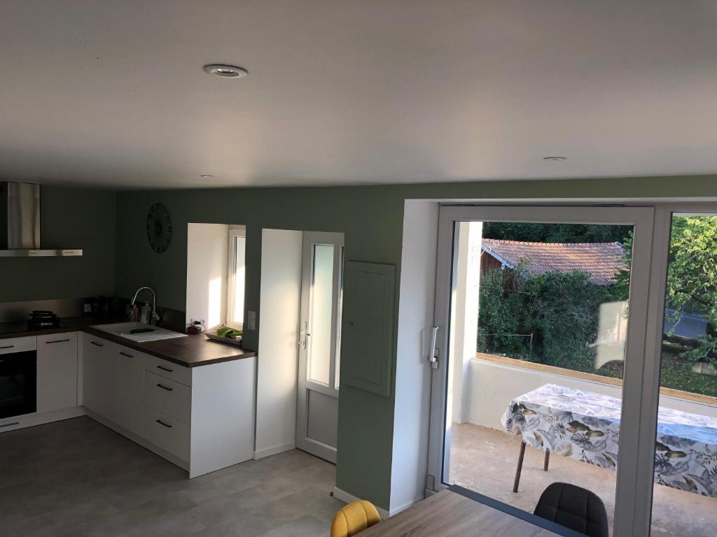 Kuchyňa alebo kuchynka v ubytovaní Gîte Loue