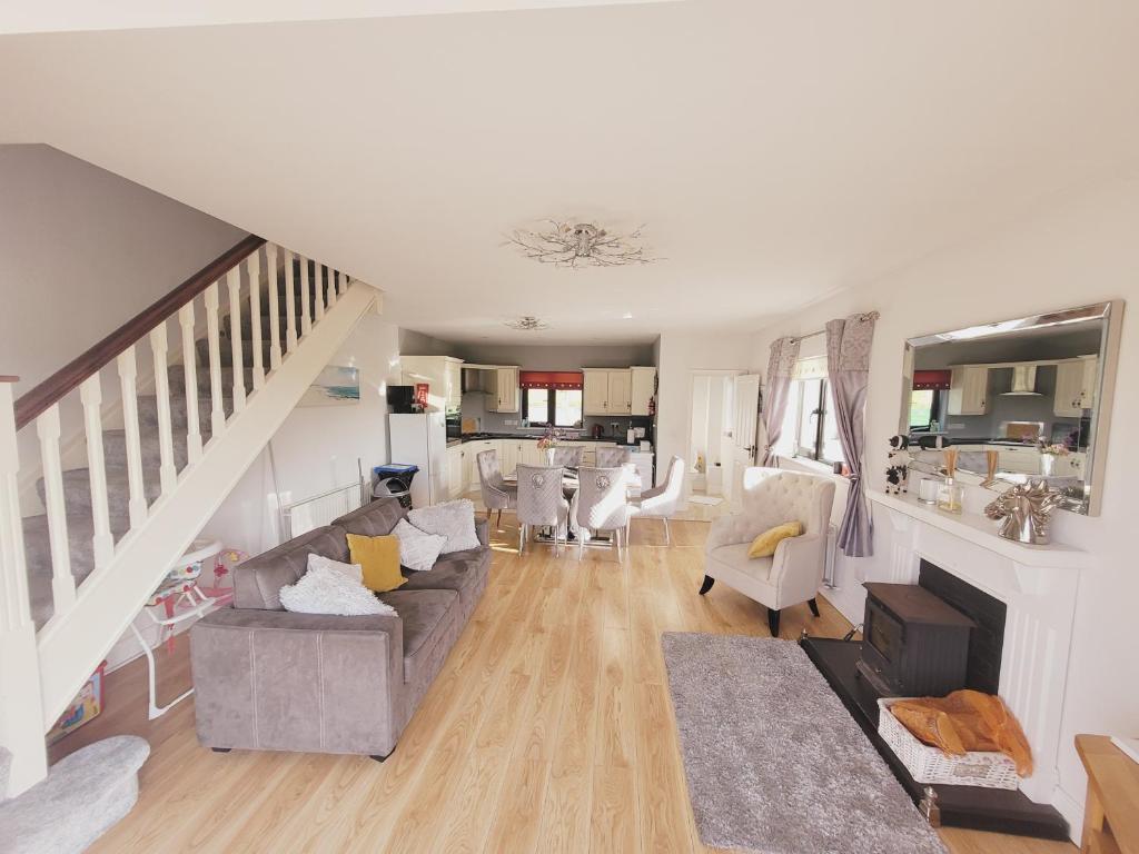 ein Wohnzimmer mit einem Sofa und Stühlen in der Unterkunft Greystones Clock Tower Lodge in Leap