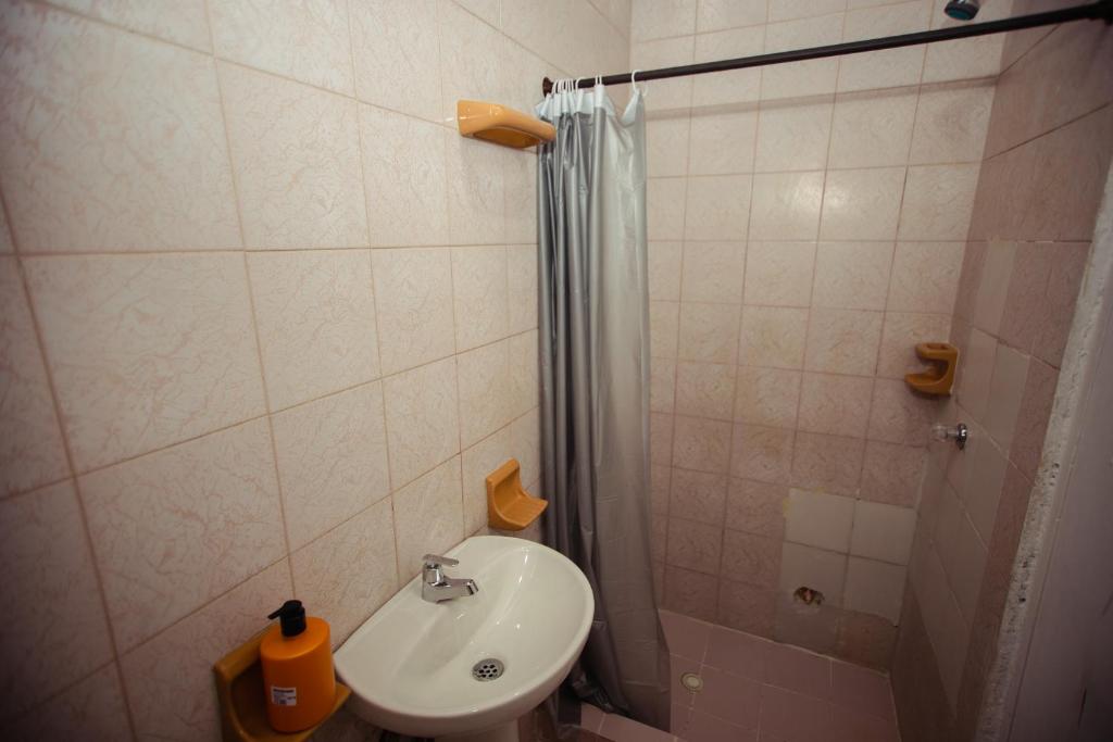 卡塔赫纳Casa Hotel Marbella Beach的带水槽和淋浴的浴室