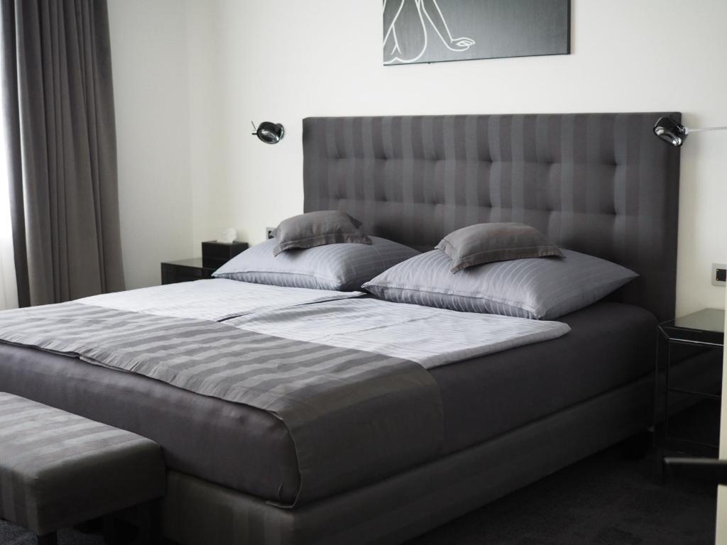 Un dormitorio con una cama grande con un cabecero grande. en Apartman Grey, en Praga