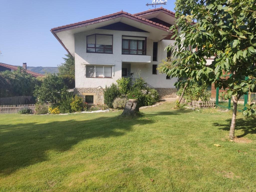 una casa con un patio verde delante de ella en Karaltzos LB00530, en Lezama