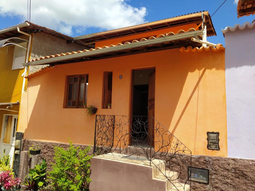 dom z bramą przed nim w obiekcie Casa da Mi Temporada - Tiny House w mieście Lençóis