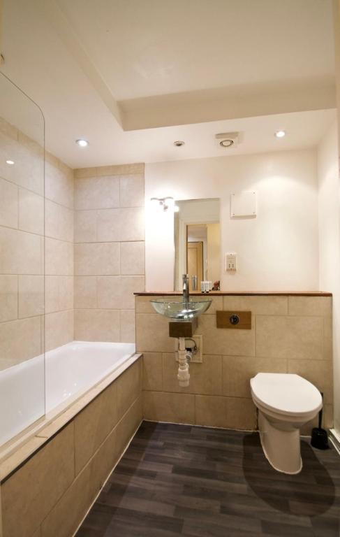 رزرو هتل و هاستل، 62-66 Farringdon Apartments توسط condokeeper, 09197245267