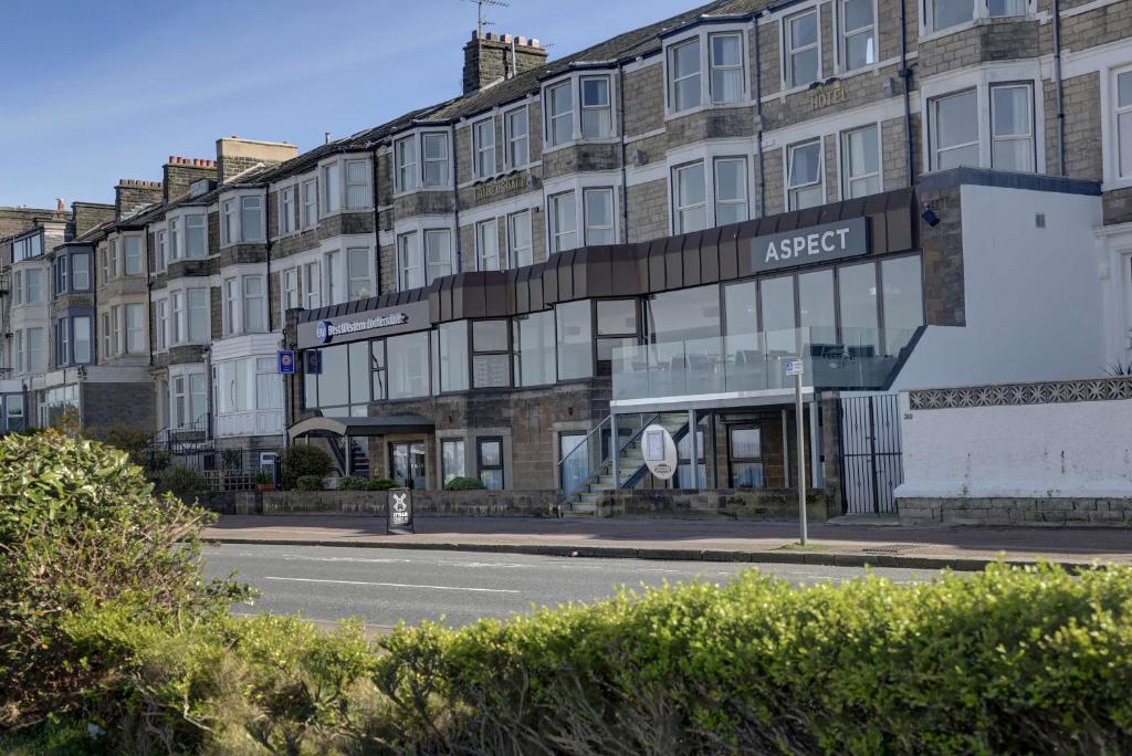 un edificio al costado de una calle en Best Western Lancaster Morecambe Lothersdale Hotel, en Morecambe