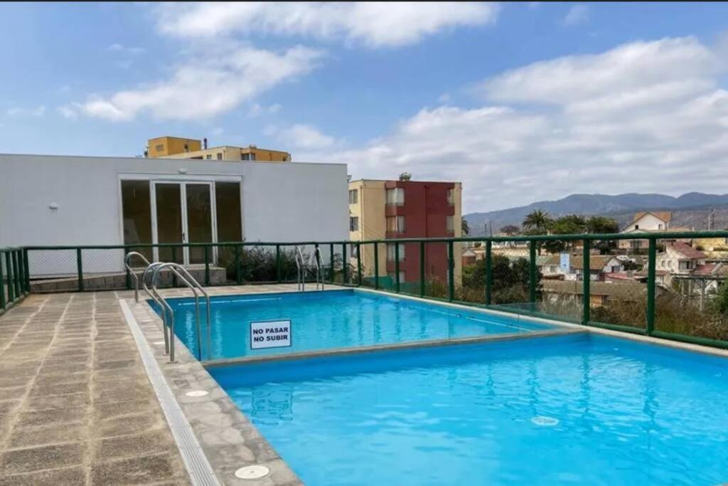 a swimming pool on the roof of a building at Amplio Depto en Viña del Mar con Estacionamiento. in Viña del Mar
