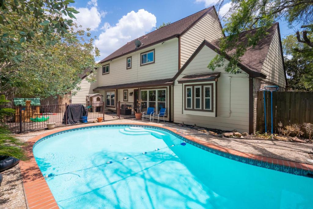 una piscina frente a una casa en Spacious and quiet 4 bed 3 and a half bath home away from home in Katy Texas, en Katy