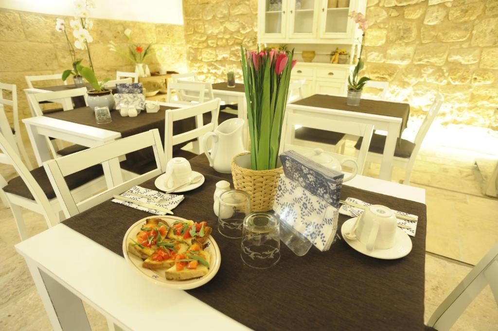 una mesa con un plato de comida encima en Il Nido dei Falchi B&B en Altamura