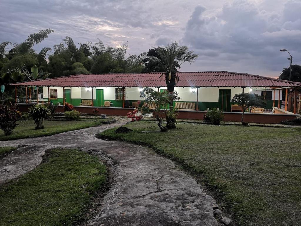 Κήπος έξω από το Preciosa Finca en el Eje Cafetero, Quindío- Colombia