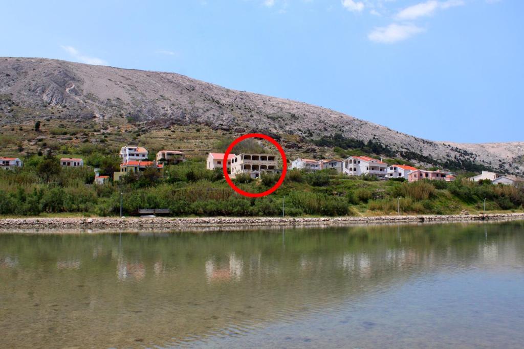 Zdjęcie z galerii obiektu Apartments by the sea Pag - 6494 w mieście Pag