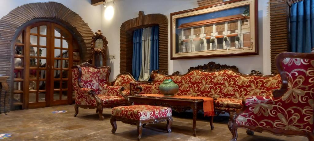 - un salon avec un canapé, deux chaises et une table dans l'établissement RF ANICETO MANSION, à Vigan