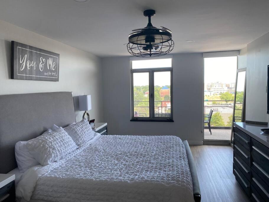 Beautiful 2 bedroom Condo with Great Midtown Views - Housity
