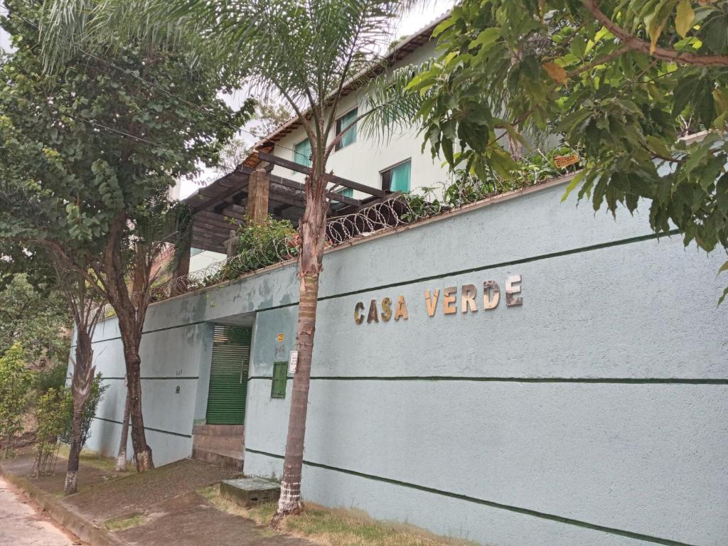 um edifício com um sinal que diz vender a si mesmo em Casa verde em Belo Horizonte