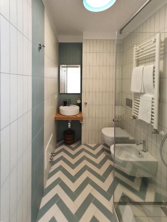 łazienka z umywalką i toaletą w obiekcie La Casa di Mina w mieście Monte di Procida