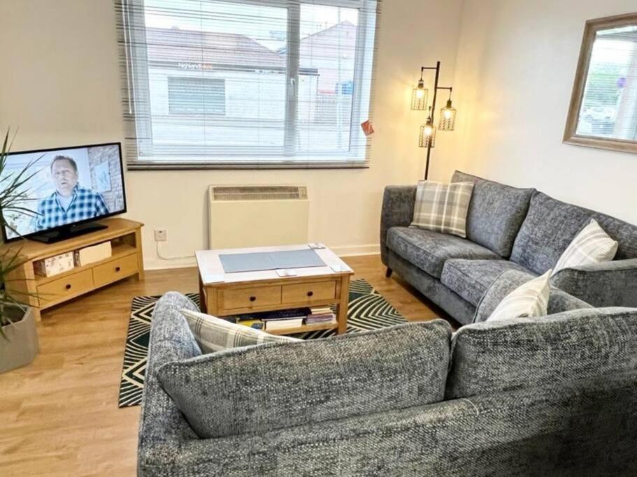 uma sala de estar com dois sofás e uma televisão em Two Bed Holiday Home with Free Parking in Inverness em Inverness