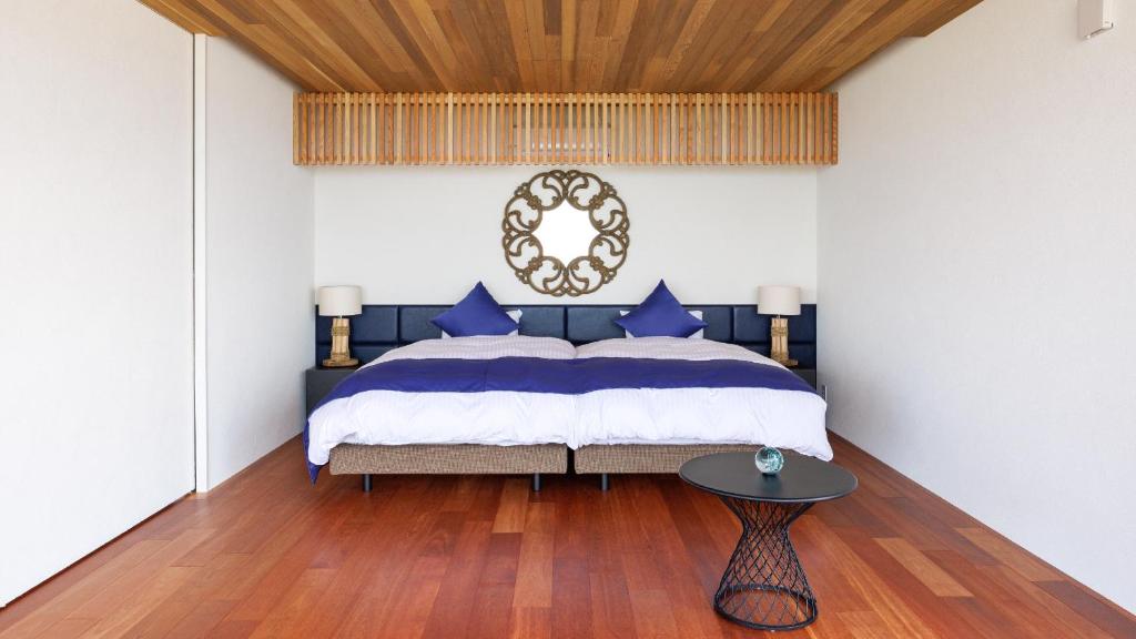 米子市にあるSoukyu 蒼穹 #TB1のベッドルーム(青と白のベッド1台、テーブル付)
