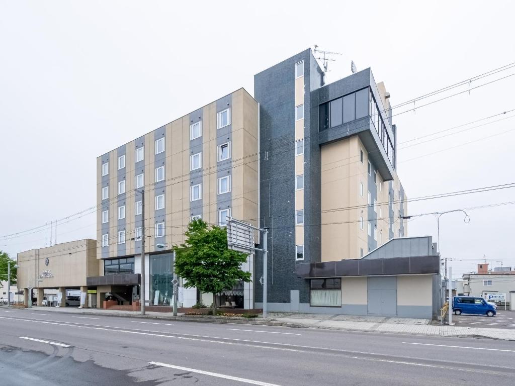 網走市にあるTabist Abashiri Central Hotelの通路側の建物