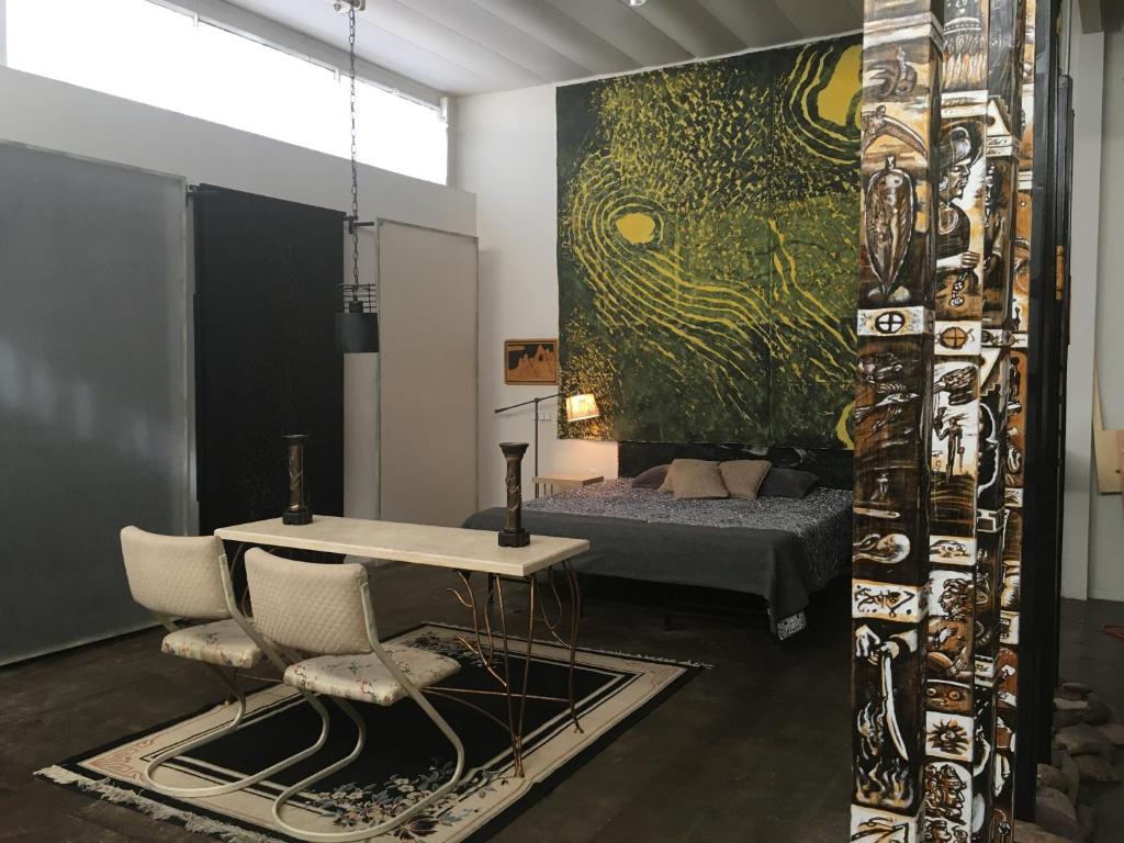 SPACE CASTLE: a 1950s Gas Station transformed into an Art Themed Wonderland - Casa De Dos Dormitorios