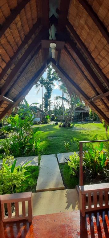 una vista su un parco da un portico con due panche di Dream Catcher Nipas Siargao a General Luna