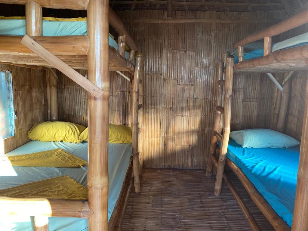 Palanda nebo palandy na pokoji v ubytování RUSTIQUE RUE Mabini - Hostel