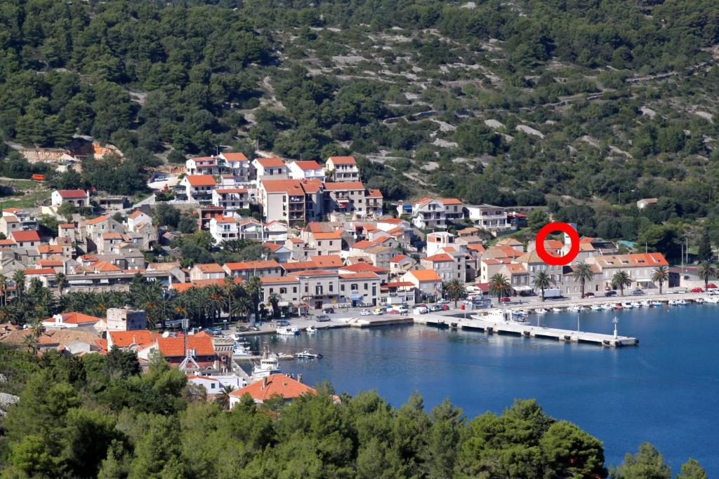 eine Stadt mit einem roten Kreis in der Mitte eines Sees in der Unterkunft Seaside holiday house Vis - 8902 in Vis