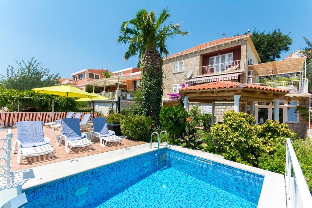 uma villa com uma piscina e uma casa em Apartments with a swimming pool Mlini, Dubrovnik - 9009 em Mlini