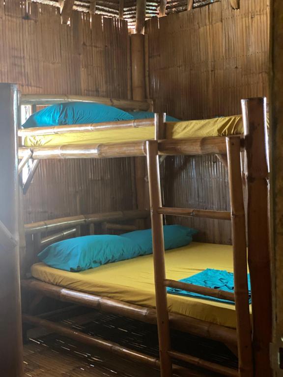 Palanda nebo palandy na pokoji v ubytování RUSTIQUE RUE Mabini - Hostel