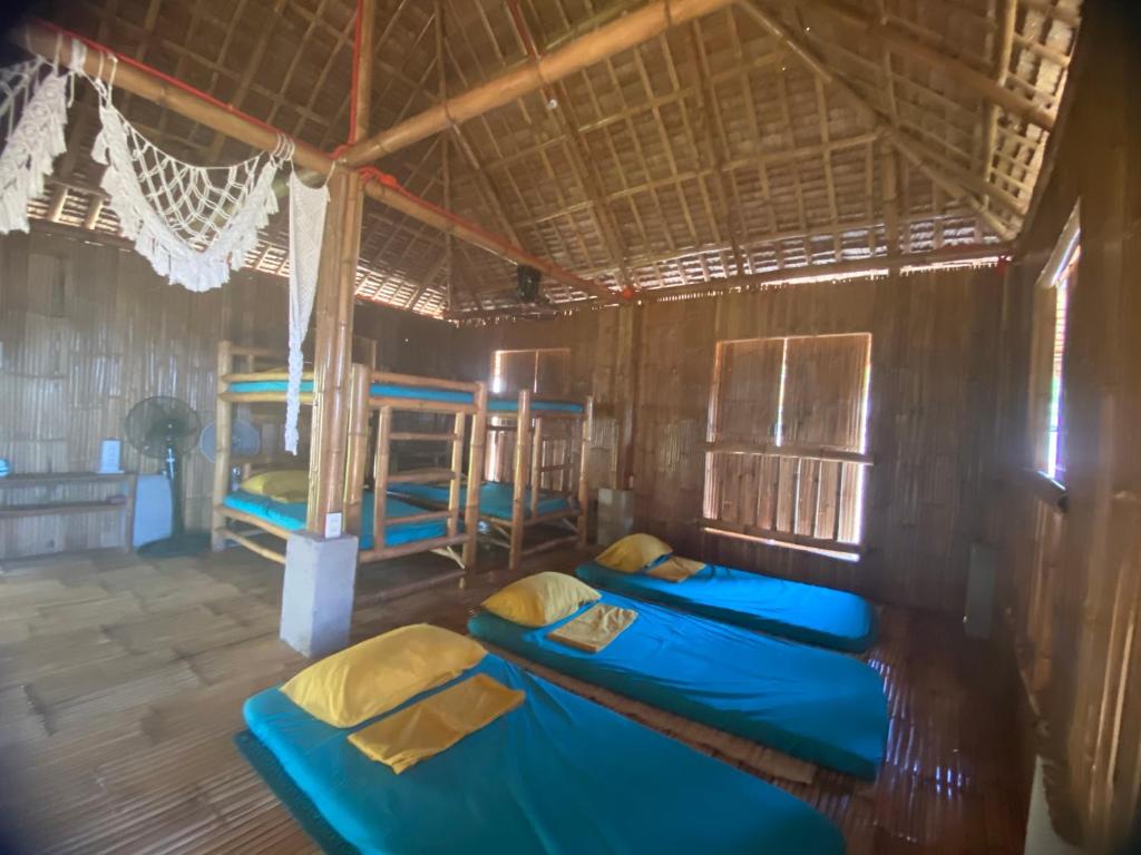 pokój z 3 łóżkami piętrowymi w obiekcie RUSTIQUE RUE Mabini - Hostel w mieście Batangas