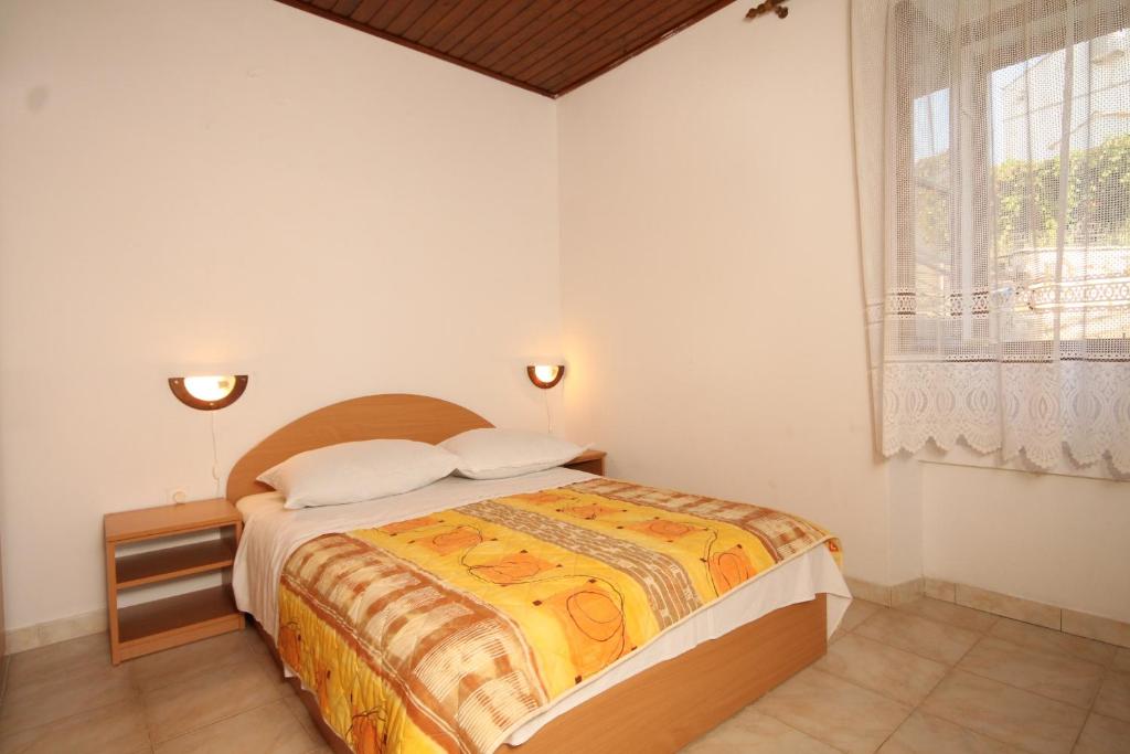 Postel nebo postele na pokoji v ubytování Apartments by the sea Rukavac, Vis - 1154